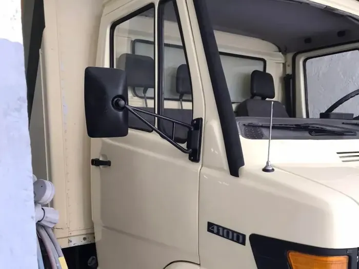 Αναπαλαιωμένη καμπίνα κλασικού Mercedes 410D