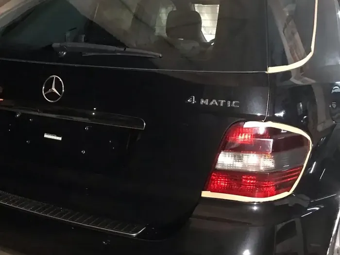 Mercedes GL μετά από γυάλισμα — λεία, καθρεφτίζουσα επιφάνεια