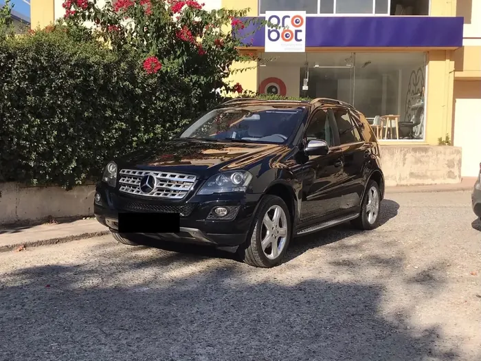Mercedes ML μετά από εργασίες φανοποιείου, έξω από το συνεργείο