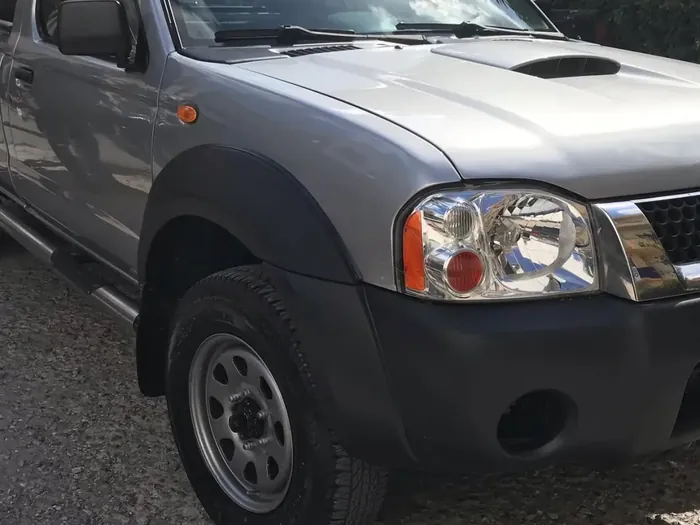 Ανακατασκευασμένο Nissan pickup — ολοκληρωμένη βαφή