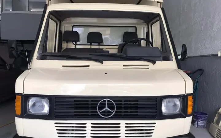 Αναπαλαιωμένο κλασικό φορτηγάκι Mercedes